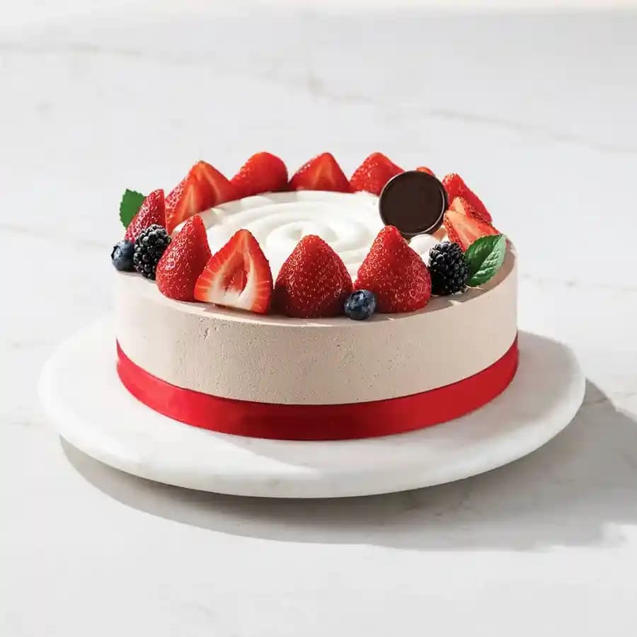 Delicious Strawberry Cake for Anniversary