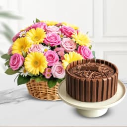 Blissful KitKat Cake for X_Mas with Flower Basket 1