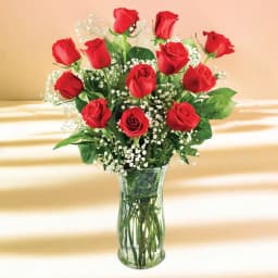 Mesmerizing Red Rose Arrangement in a Glass Vase 1