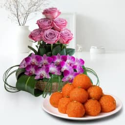 Elegant Flowers N Laddu Combo 1