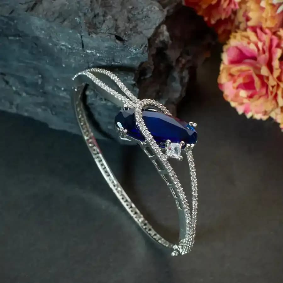 Navy Elegance: Silver Cuddle