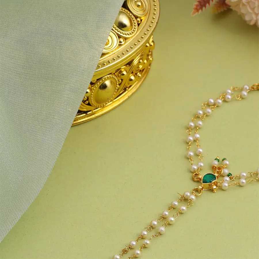 Emerald Elegance Pearl Hand Adornment