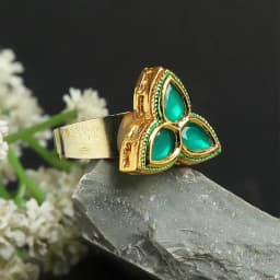 Glamorous Green Kundan Ring 1