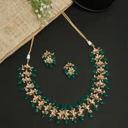 Opulent Kundan Jewelry Set 1
