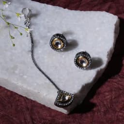 Glimmering Kundan Maang Tikka with Studs 1