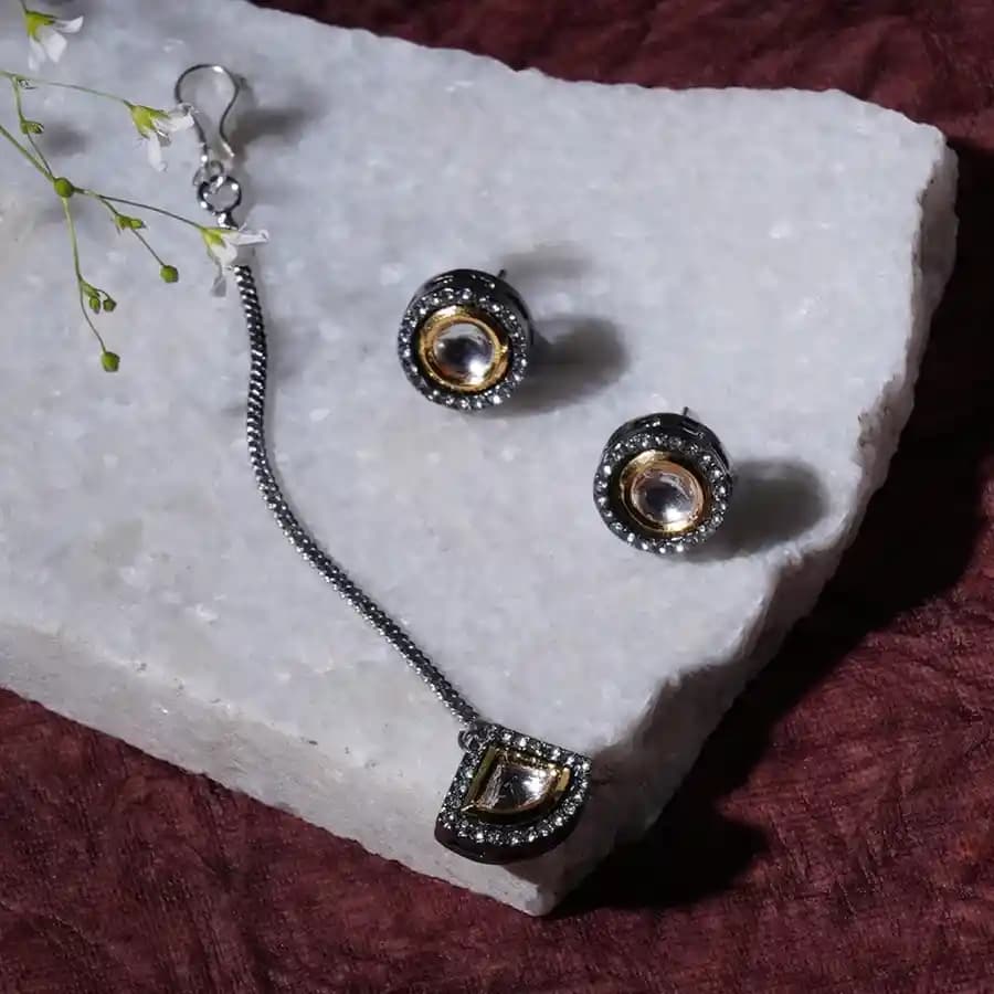 Glimmering Kundan Maang Tikka with Studs