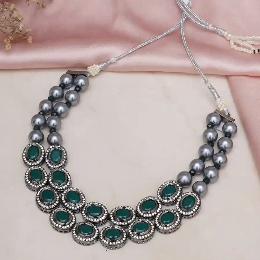 Sophisticated Kundan Neckpiece