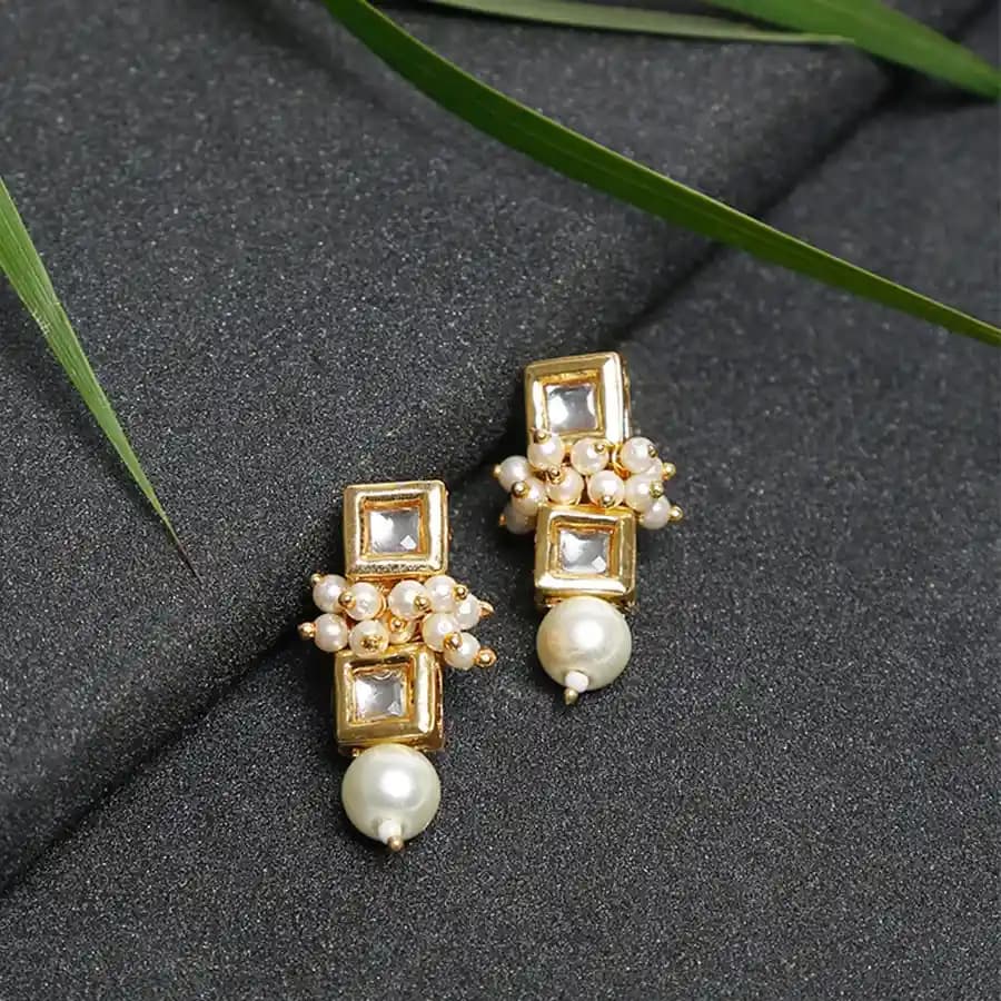 Sophisticated Kundan Earrings Pair